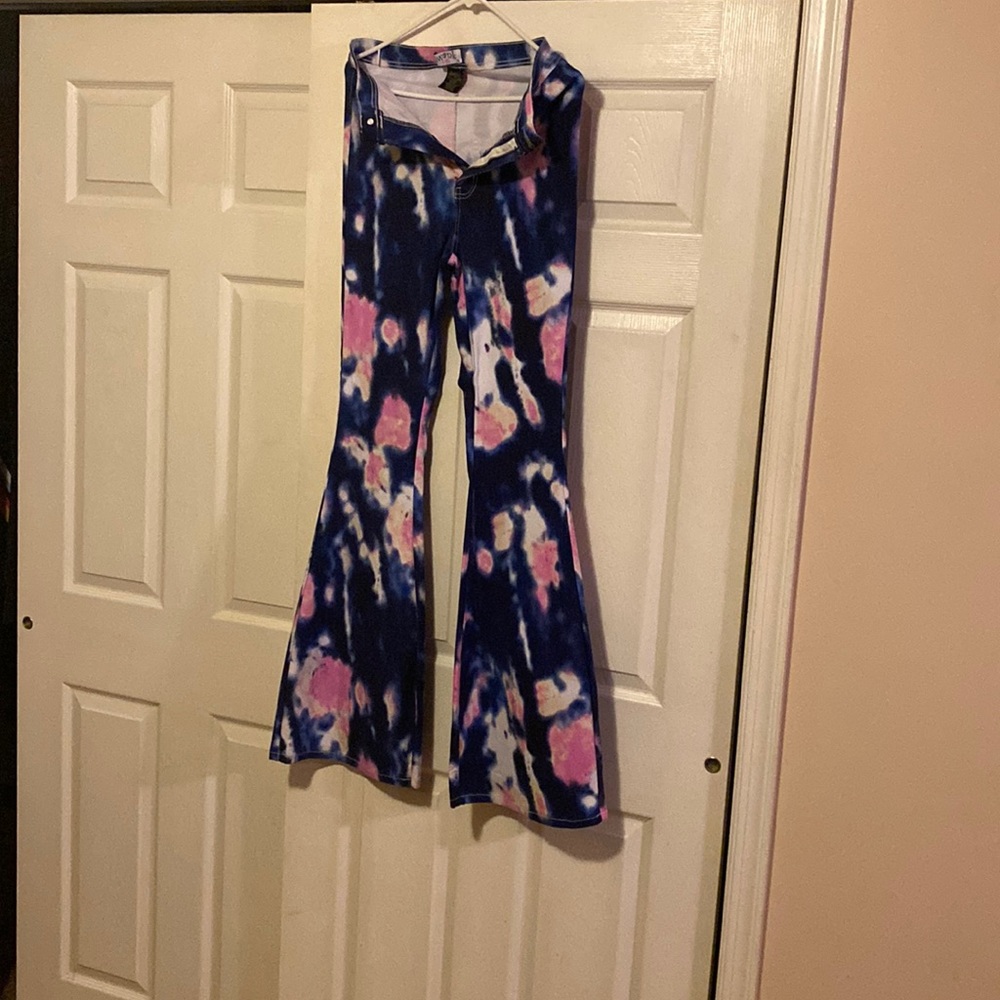 Wide leg pants, great for curvy women, very fun pattern!